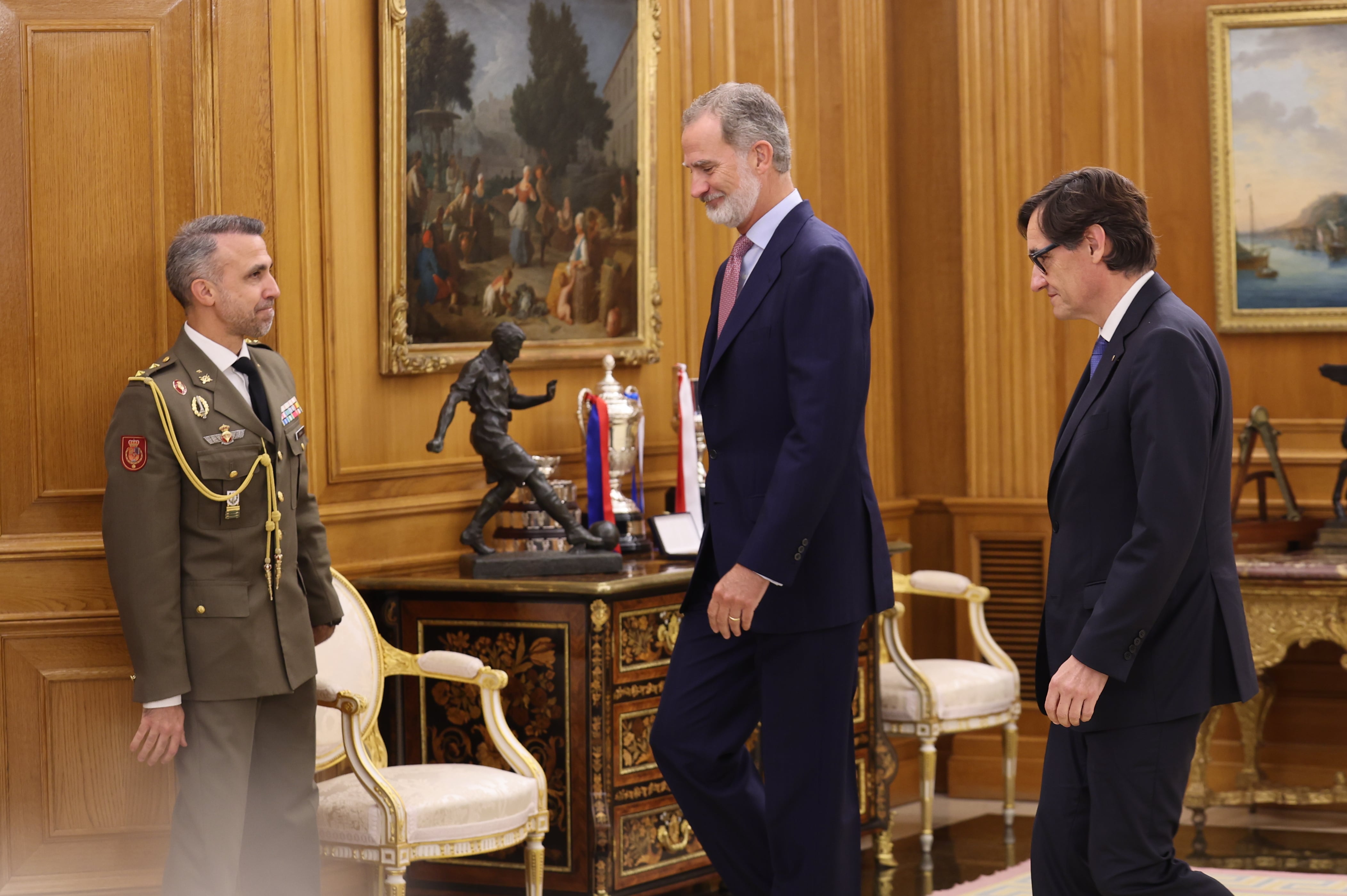 El presidente de la Generalitat, Salvador Illa, junto al rey Felipe VI esta miércoles en en el Palacio de la Zarzuela.