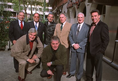 Históricos jugadores del Real Madrid y del Atlético de Madrid, en una imagen de 2003. Arriba, desde la izquierda: Enrique Collar, Paco Gento, Feliciano Muñoz Rivilla, Amancio Amaro, Isacio Calleja y Paco Buyo. Abajo: Miguel San Román y Navarro.