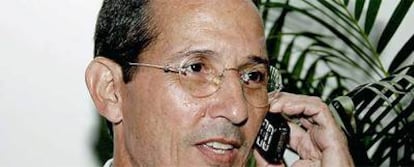 Fernando Araújo habla por teléfono durante una conferencia de prensa que ofreció el pasado día 9 tras su liberación.