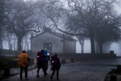 Cuatro peregrinos coreanos, en noviembre de 2019, caminan hacia el Monte do Gozo en Santiago.