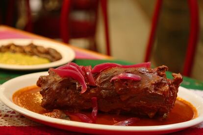 El jabal era una de las pocas carnes rojas que se consuman en el Mxico prehispnico. Este platillo es elaborado con achiote. especias, vinagre y cebolla morada.