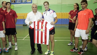 Carolina Marín posa con la camiseta del Almería en Taliandia en 2014.