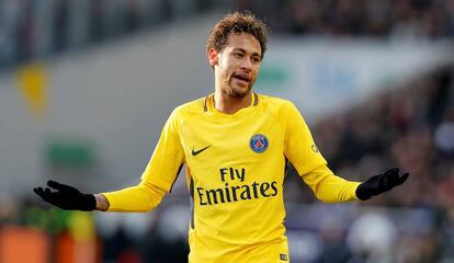 Neymar gesticula em Toulouse.