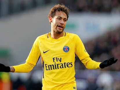 Neymar gesticula em Toulouse.