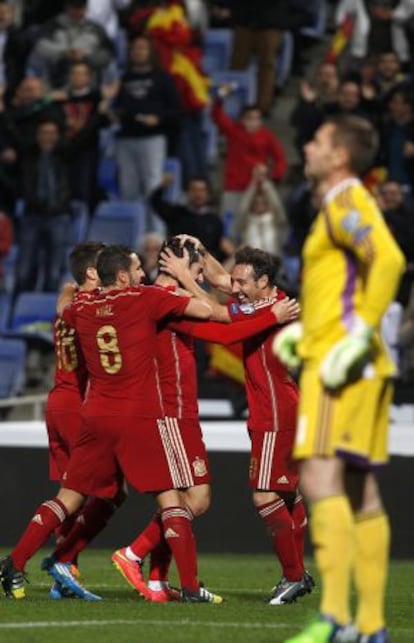 Isco celebra, junto a Cazorla, Koke y Alba, su gol ante Bielorrusia.
