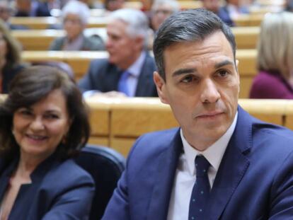 El presidente Pedro Sánchez, con la vicepresidenta del Gobierno, Carmen Calvo.