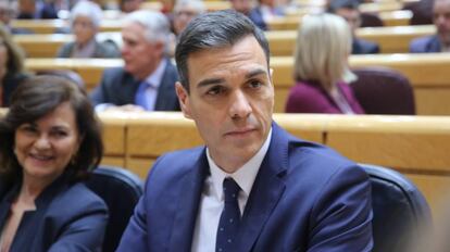 El presidente Pedro Sánchez, con la vicepresidenta del Gobierno, Carmen Calvo.