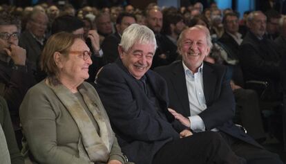 El expresidente de la Generalitat, Pasqual Maragall (c), junto a su mujer, Diana Garrigosa (d), y el presidente de RBA, Ricardo Rodrigo (d). 