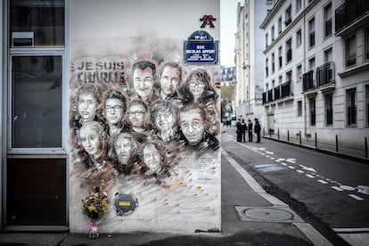 Retratos de los trabajadores de 'Charlie Hebdo' muertos en el ataque, en enero de 2019 en una pared frente a la redacción de la revista en París.