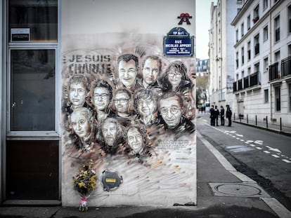 Retratos de los trabajadores de 'Charlie Hebdo' muertos en el ataque, en enero de 2019 en una pared frente a la redacción de la revista en París.