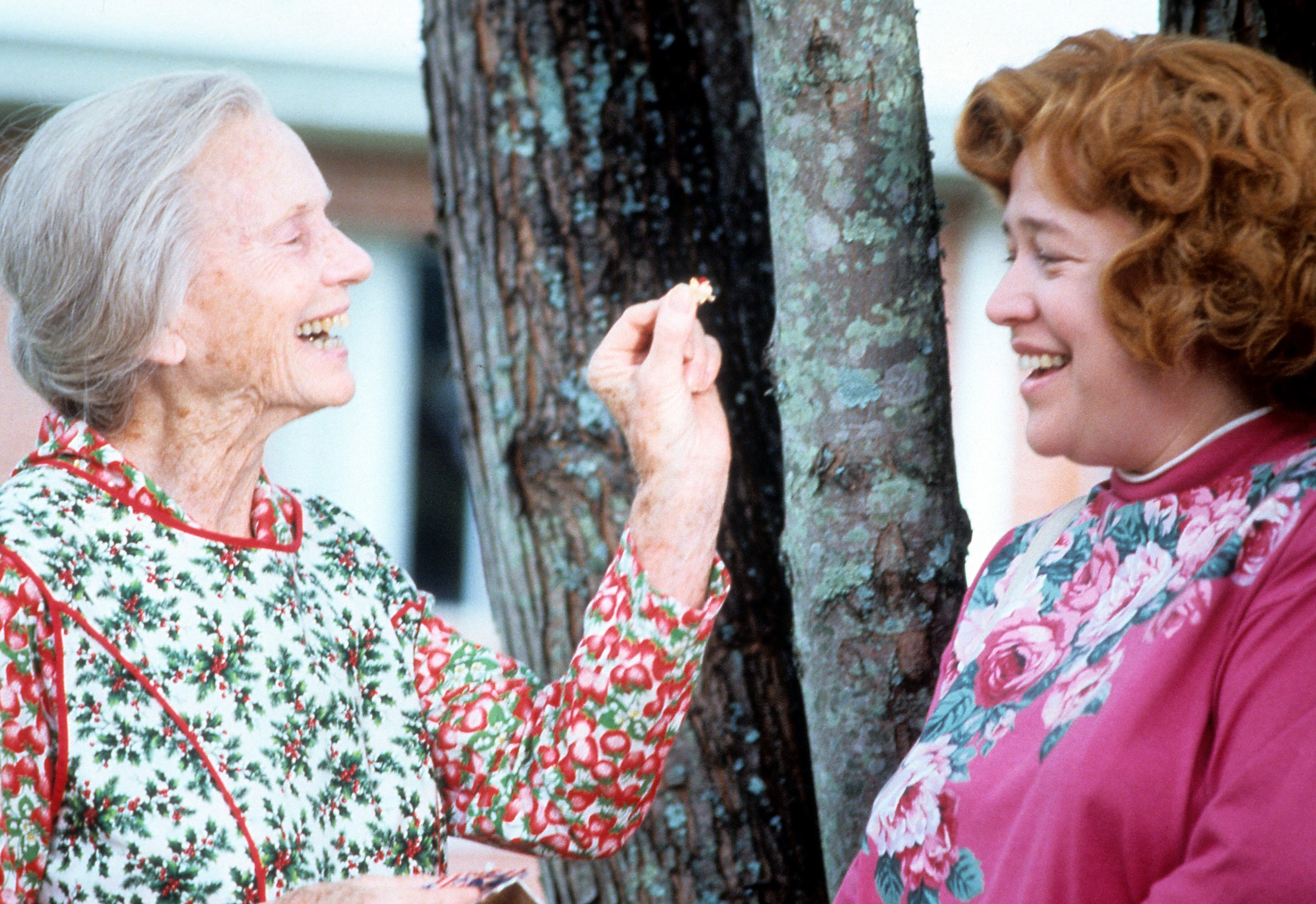 Jessica Tandy y Kathy Bates durante el rodaje de 'Tomates verdes fritos'.