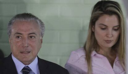 Temer deixa o hospital com a mulher, Marcela.