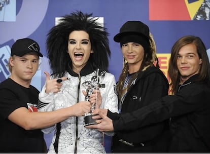 Parece ser que el cantante y líder del grupo Tokio Hotel, Bill Kaulitz, no liga mucho últimamente. El joven de 19 años se lamenta de que hace más de tres años que no besa a una chica, en la edición de la revista alemana <i>Bravo</i> que sale hoy a la venta. Al parecer su éxito mundial como cantante, que ha reportado a su grupo el primer premio MTV Video Music Awards para un conjunto alemán, no ha contribuido a mejorar su situación personal. Además, el cantante comenta que le "encantaría tener una novia con la que compartir mi vida".