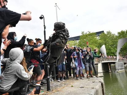 El esclavista Edward Colston, a punto de caer al río en Bristol mientras la airada multitud inmortaliza el momento. Luego, la estatua sería recuperada por las autoridades.