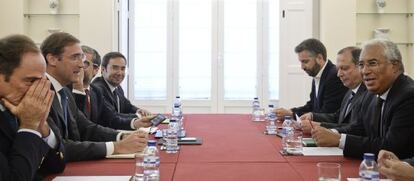 Reunión entre los líderes de la coalición PSD-CDS, a la izquierda, y el PS, encabezado por António Costa.