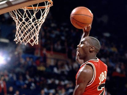 Jordan, a punto de machacar el aro en un partido contra los Seattle Supersonics del año 1996.
