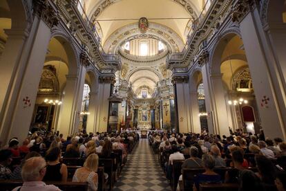 Gente atendiendo en masa a la catedral de Niza para rendir homenaje el día después del atentado que sufrió la ciudad en el Día de la Bastilla. 