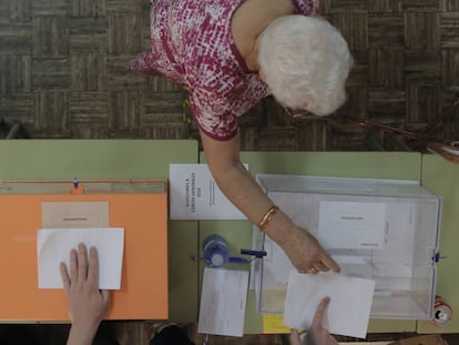 Una mujer vota en las elecciones generales en Madrid.