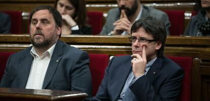 Oriol Junqueras (I) junto al presidente Carles Puigdemont (D).