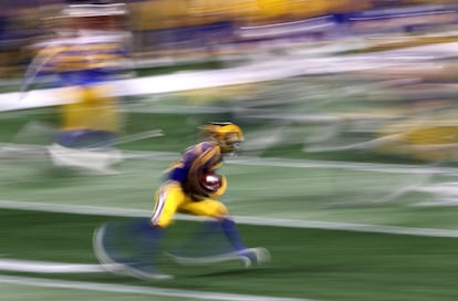 JoJo Natson de Los Ángeles Rams porta el balón en una carrera durante el segundo cuarto del Super Bowl 2019.