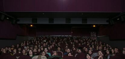 Sala Multicines Aribau de Barcelona, abarrotada de espectadores durante la fiesta del cine.