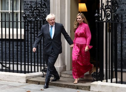 A primera hora de la mañana de este martes, Boris Johnson, el político británico conservador más popular de las últimas décadas, se ha rodeado de fieles y amigos ante el número 10 de Downing Street, sede y residencia del primer ministro del Reino Unido.
