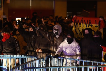Los concentrados en la primera fila de la protesta de Madrid, frente a la sede del PSOE de Madrid.
