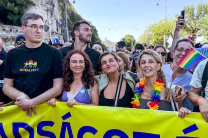 Yolanda Diaz (segunda por la derecha), vicepresidenta segunda del Gobierno español, y el alcalde de la capital húngara, el ecologista Gergely Karácsony (izquierda), entre otros asistentes, durante la marcha del Orgullo LGTBIQ+ que se celebra este sábado en Budapest (Hungría).
