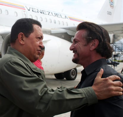 El presidente de Venezuela, Hugo Chavez, recibe al actor Sean Penn en Cumana, Venezuela, en octubre de 2008