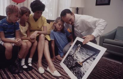 Michael Collins y su familia miran una foto tomada en la superficie de la Luna en su casa, en 1969.