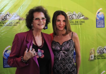 La actriz italiana Claudia Cardinale (i) y la española Victoria Abril (d) posan después de ofrecer una rueda de prensa en el Festival de Cine Global Dominicano en Punta Cana