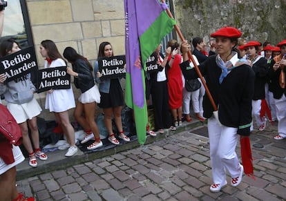 La compañía mixta ha recibido también el apoyo de Podemos, que ha enviado a la localidad costera a su parlamentaria Eukene Arana y a la juntera guipuzcoana María Valiente.