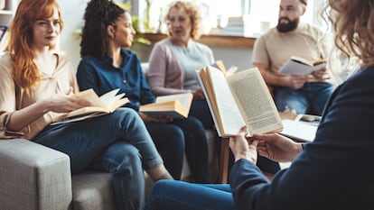 El 70,3% de la población española dice leer regularmente y el 65,5% lo hace por ocio. Sin embargo, un acto tan solitario como la lectura se puede convertir en una actividad más allá de los libros.