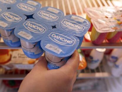 Yogures Danone en una nevera.