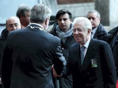 El primer ministro italiano, Mario Monti (der), saluda al alcalde de Oslo, Fabian Stang (izq), frente al Ayuntamiento de la ciudad previo a la ceremonia de los Premios Nobel 2012 celebrados en Oslo, Noruega, hoy.