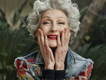 A modelo Alicia Borr&aacute;s, de 70 anos, em uma campanha de roupa jeans da marca Desigual.