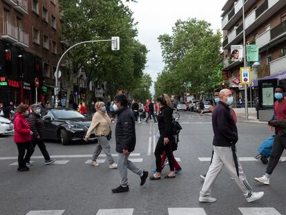 Paso de cebra en la calle de Alcalá a la altura de Quintana, una de las zonas de mayor concentración de personas.