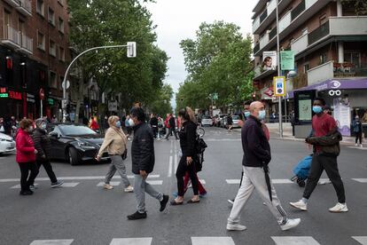 Paso de cebra en la calle de Alcalá a la altura de Quintana, una de las zonas de mayor concentración de personas.