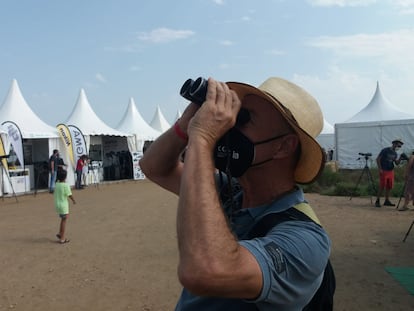 Francesc Giró echa una última mirada con sus viejos prismáticos antes de donarlos para Kenia en el Delta Birding Festival, el sábado.