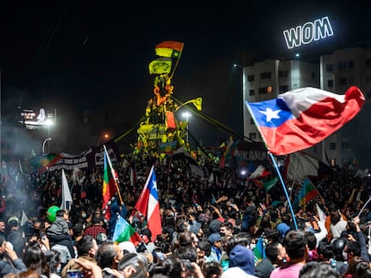 Miles de chilenos celebran en la Plaza Italia de Santiago el triunfo de la opción de cambio constitucional en el referéndum del domingo 25 de octubre.