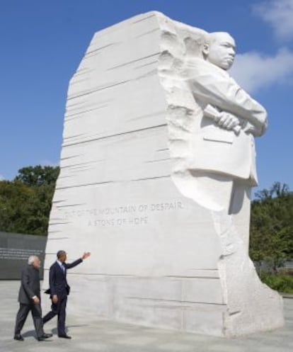 O presidente Obama acompanha o primeiro-ministro Modi durante sua visita ao memorial de Martin Luther King.