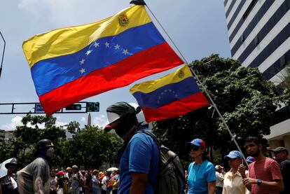 Una bandera venezolana ondea durante la manifestación, en Caracas.