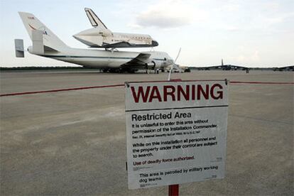 El transbordador, acoplado a un <i>Jumbo 747</i> aguarda una mejora del tiempo para aterrizar en el Centro Kennedy.