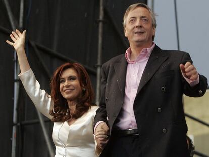 Cristina Fernández junto a su marido, Néstor Kirchner, durante el cierre de la campaña electoral en La Matanza, en 2007.