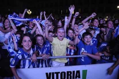 Ambiente en Vitoria tras el gol del empate de Theo Hernández.