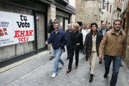 María San Gil (segunda por la derecha), durante su visita a Pasaia.