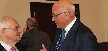 El presidente del Banco Sabadell, Josep Oliu, conversa con el editor jefe de Econom&iacute;a del Financial Times, Mart&iacute;n Wolf.