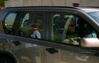 El coche de los Mossos d' Esquadra con el acusado de matar a su esposa y dos hijos cuyos cadáveres fueron hallados en la bañera de su casa el pasado 17 de octubre.