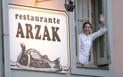 Elena Arzak, ayer, saludando desde la ventana del restaurante familiar en San Sebasti&aacute;n.