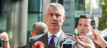 El presidente kosovar, Hashim Thaci, habla con la prensa tras reunirse con Mogherini este viernes en Bruselas.